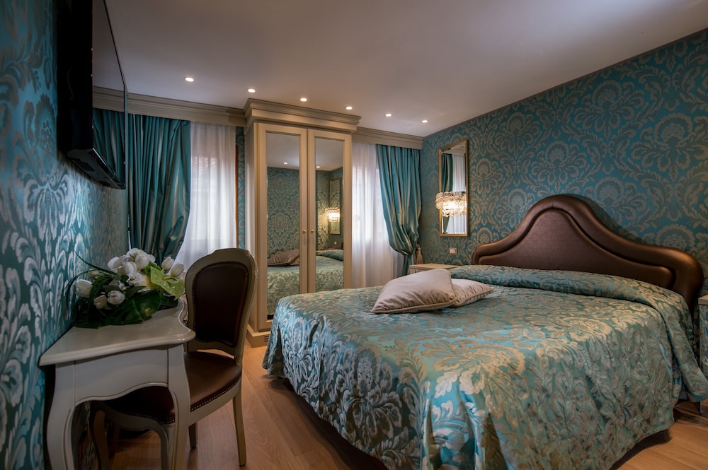 Standard Double Room thumbnail 5