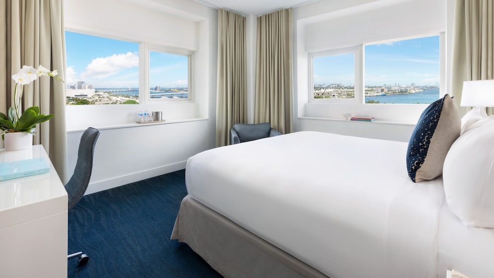 Trendy Room, 1 King Bed, Bayview thumbnail 5