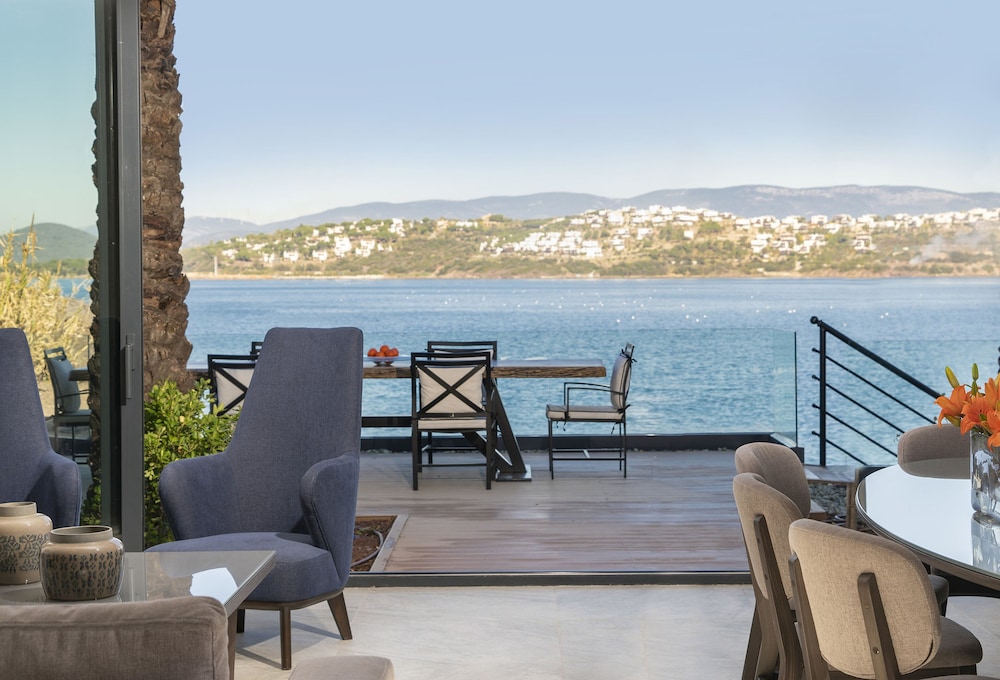 Secluded Bay Presidential Villa thumbnail 5