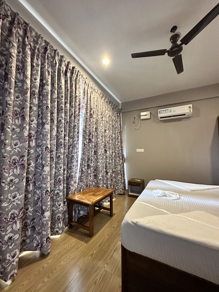 Deluxe Room - Photo 22