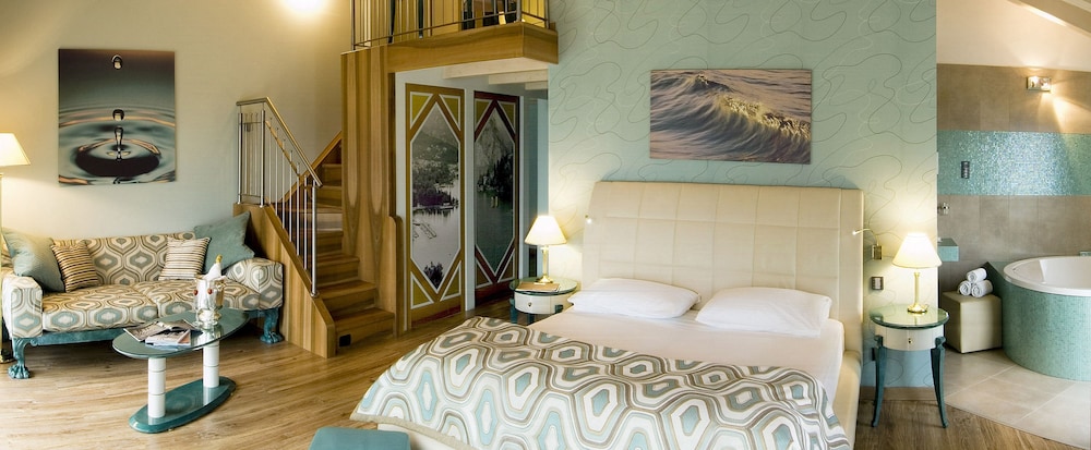 Deluxe Suite, Jetted Tub - Photo 2