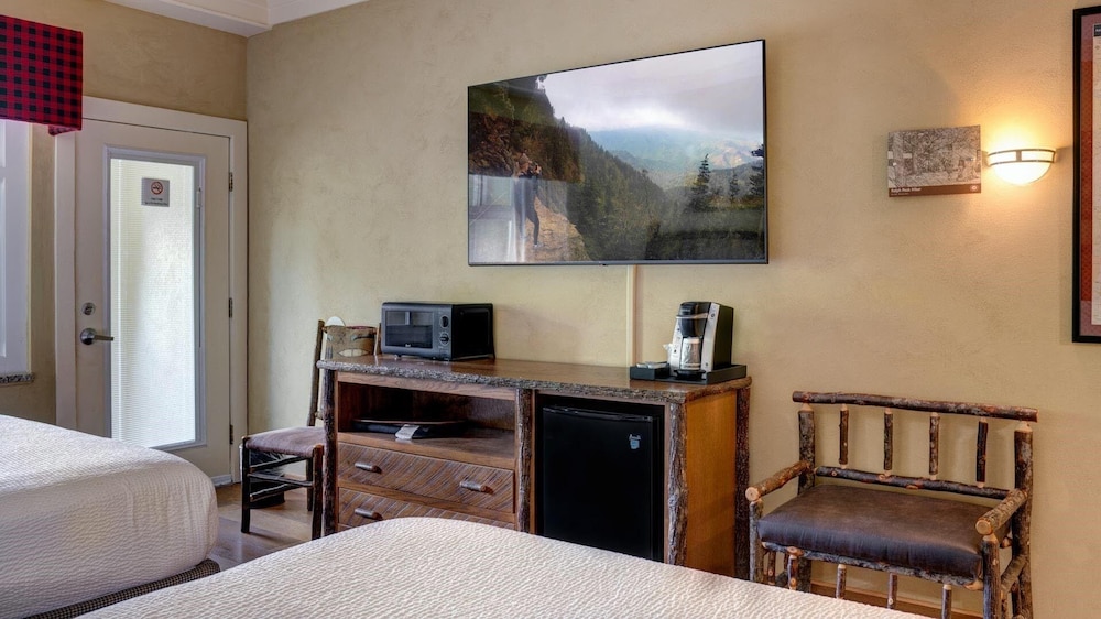 Standard Room, 2 Queen Beds, Balcony (Parkway) photo 2