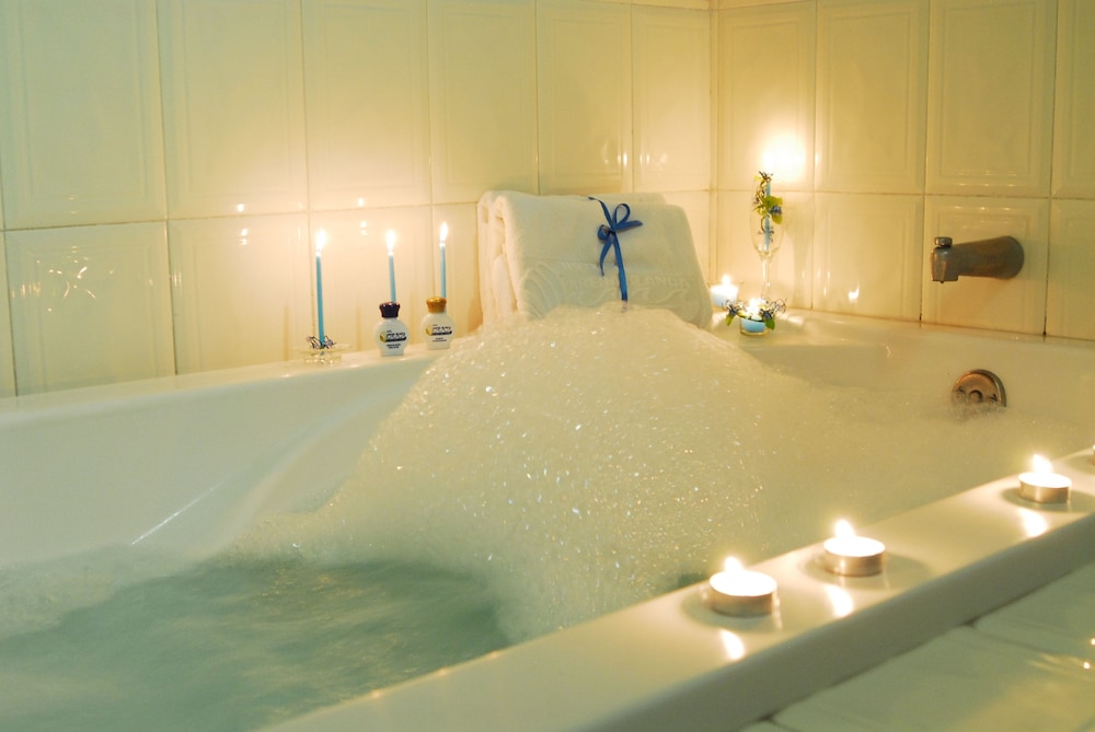 Junior Double Room, Jetted Tub - Photo 5
