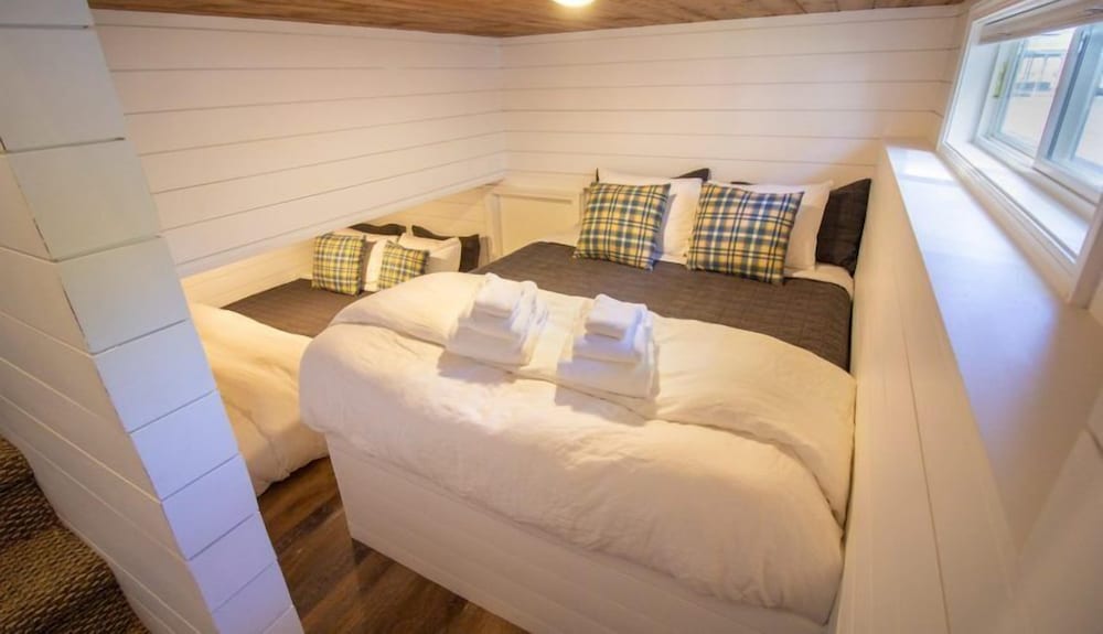 Floating Harbor Cottage, 2BR