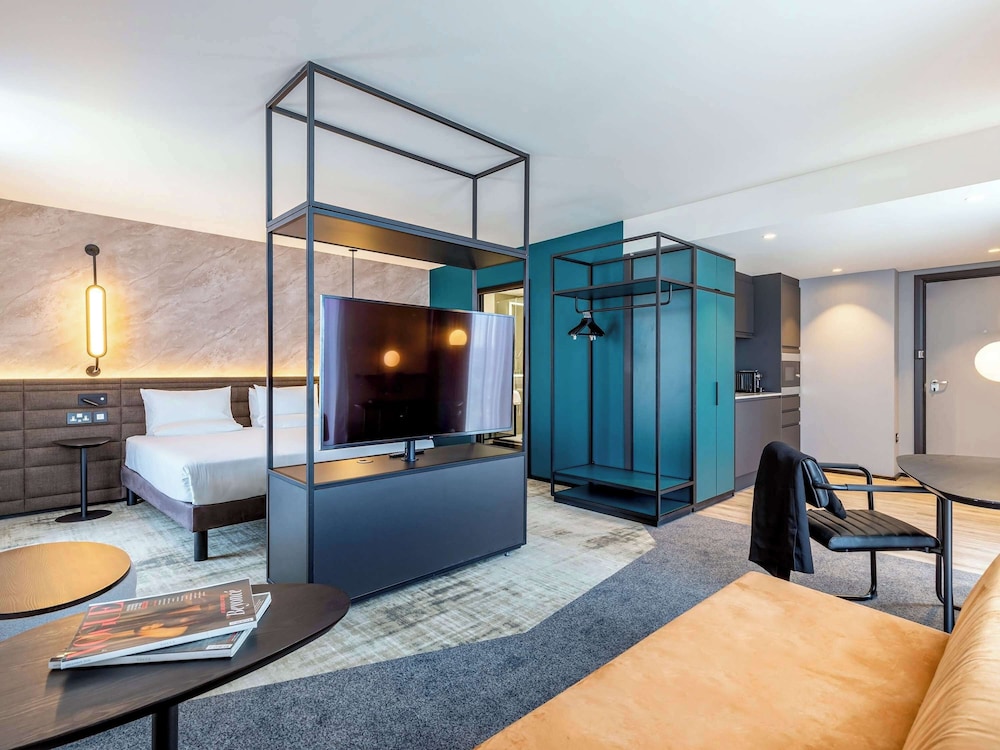 Suite, 1 King Bed with Sofa bed thumbnail 6