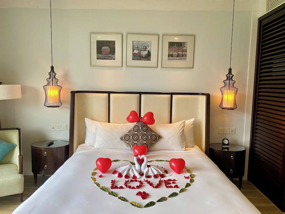 Deluxe Double Room, 1 King Bed, Bathtub, Garden View