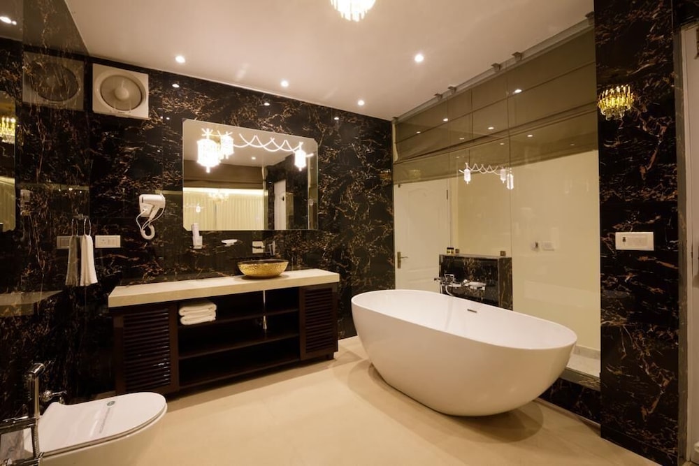 Suite Bath tub Room With Balcony & Pool photo 2