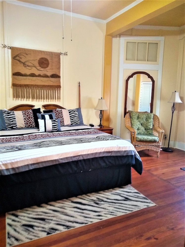 Superior Room, 1 King Bed, Partial Sea View, Corner photo 1