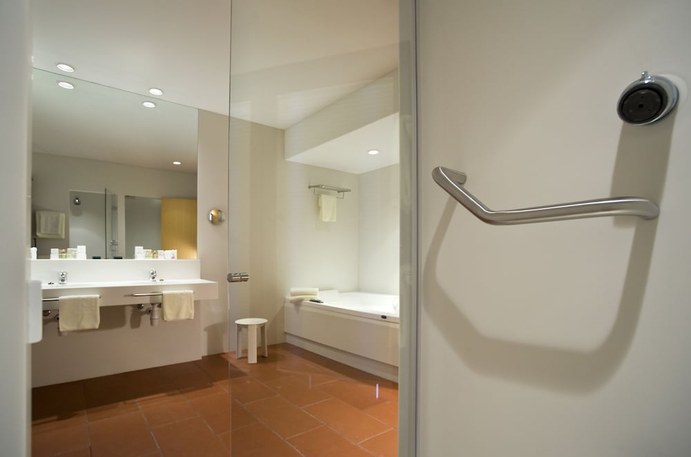 Suite - Photo 10