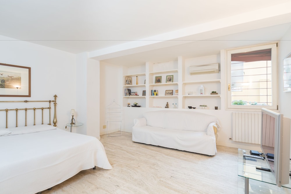 Triple Room, Private Bathroom (Tripla con bagno esterno)