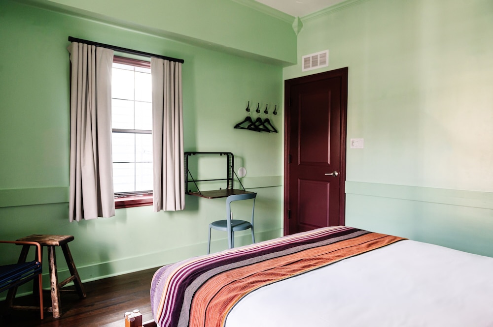 Double Queen Suite (24/7 Front Desk) - Photo 3