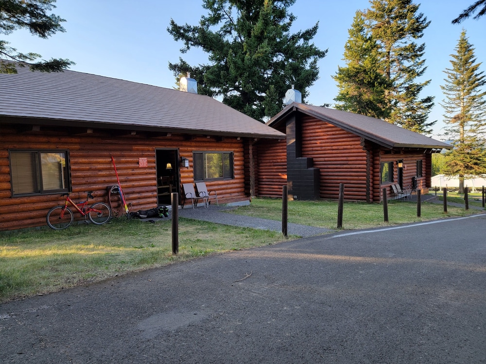 Deluxe Cabin, 2 Bedrooms, 1 Loft(Pet-Friendly) photo 2