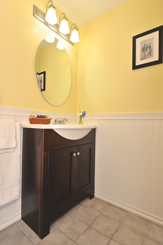 Annex Queen Room (No TV) photo 2