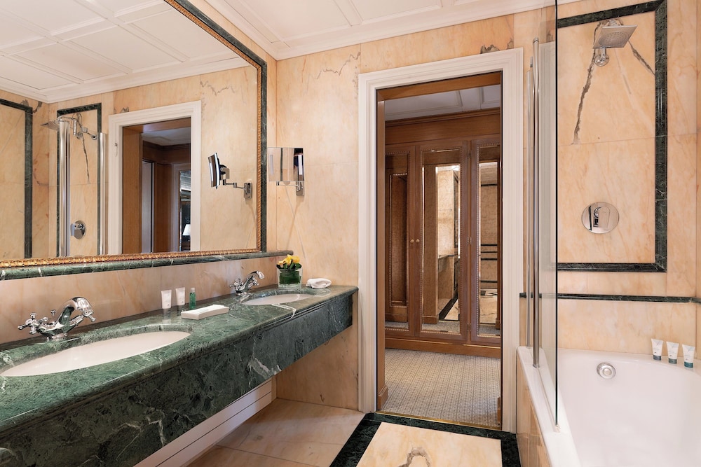 Executive Suite, 1 King Bed thumbnail 5