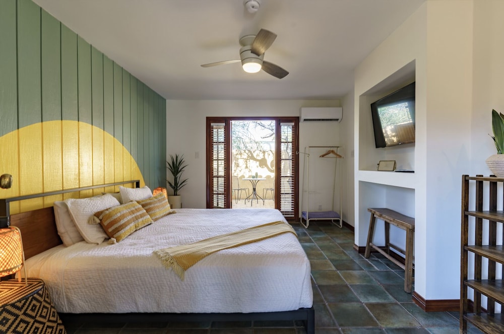 Deluxe King w/patio (Room 6)