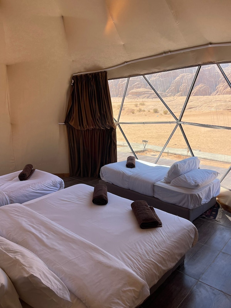 Luxury Quardruple Bubble Tent, Balcony, Mountain View