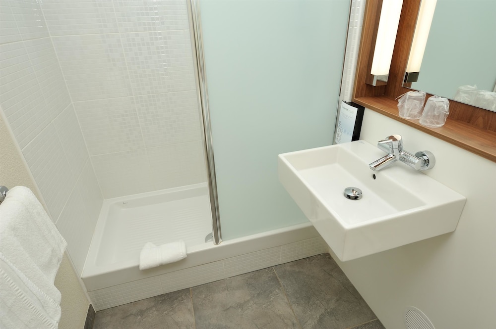 Standard Room, 2 Twin Beds - Photo 9