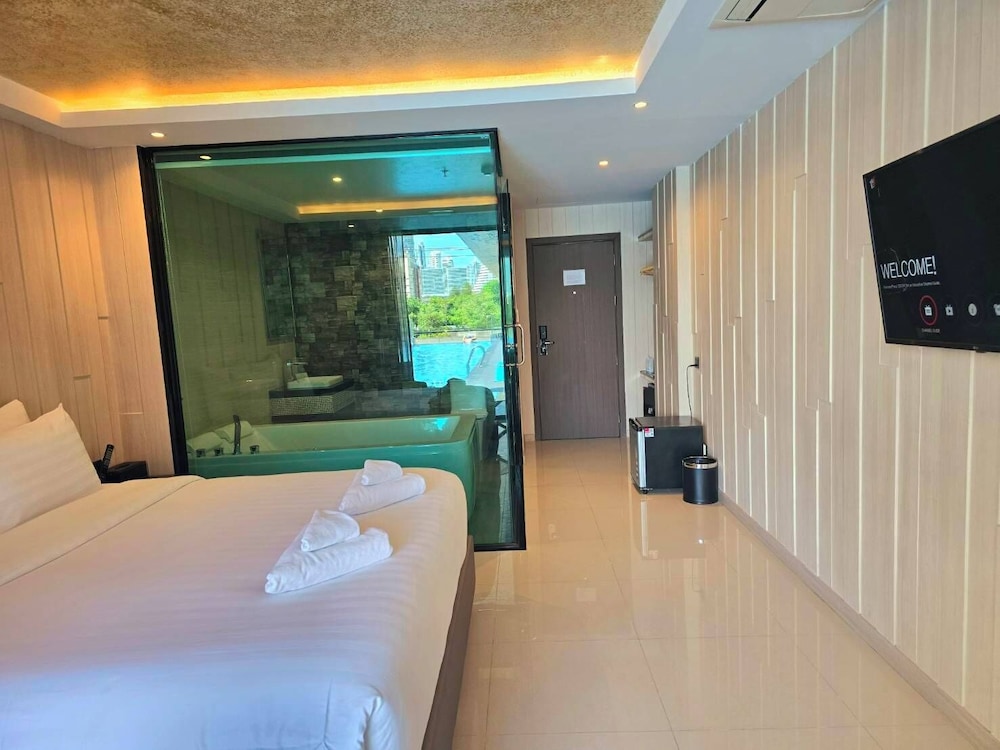 Deluxe Suite Jacuzzi with Pool Access - Photo 1
