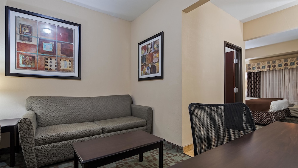 Suite, 1 King Bed with Sofa bed, Non Smoking, Refrigerator & Microwave (with Sofabed) - Photo 8