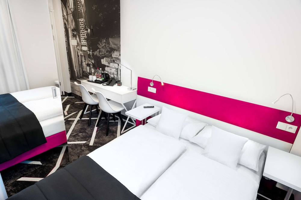 Premium Room, 1 Double Bed, Non Smoking, Refrigerator - Photo 6
