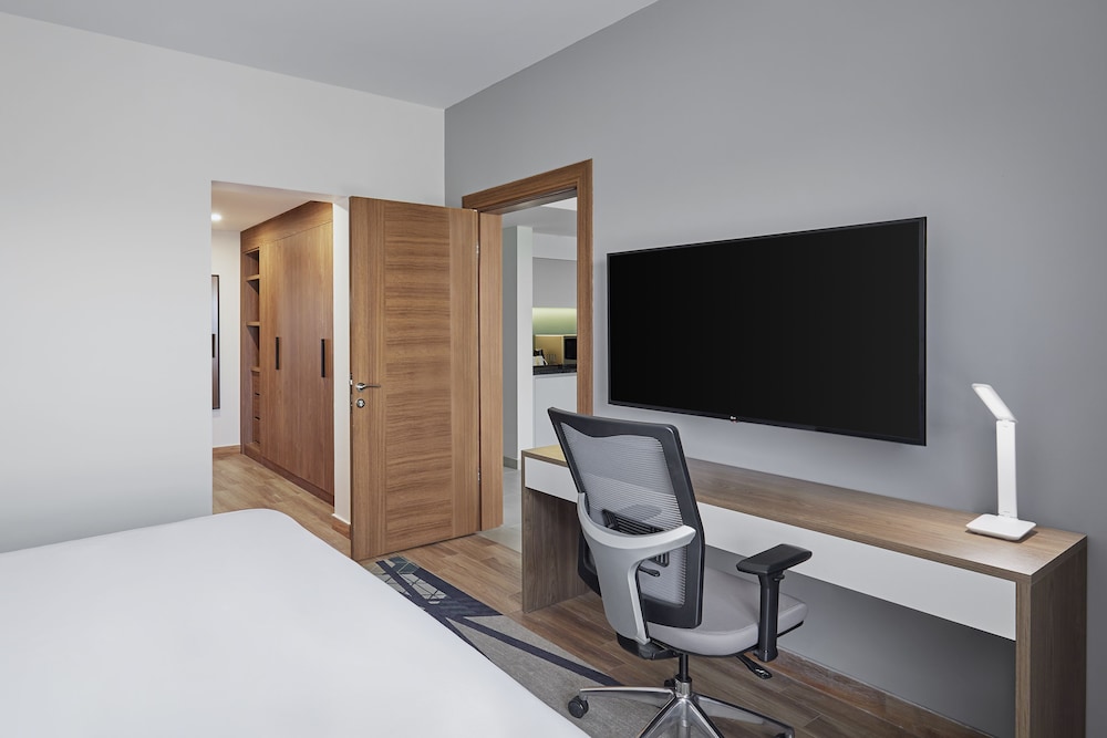 Suite, 1 Bedroom, Accessible thumbnail 6