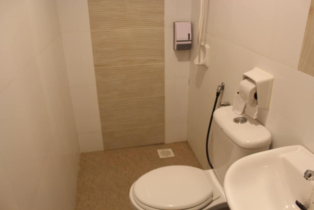 Family Triple Room, 3 Bedrooms, Non Smoking, No Windows - Photo 4