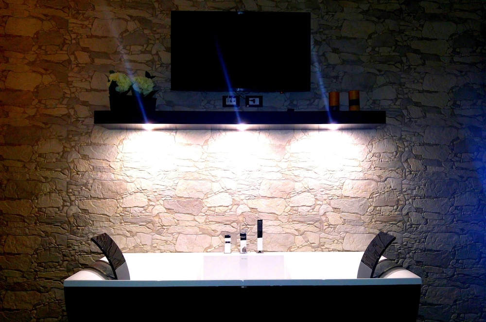 Design Suite, 1 Bedroom, Bathtub photo 2