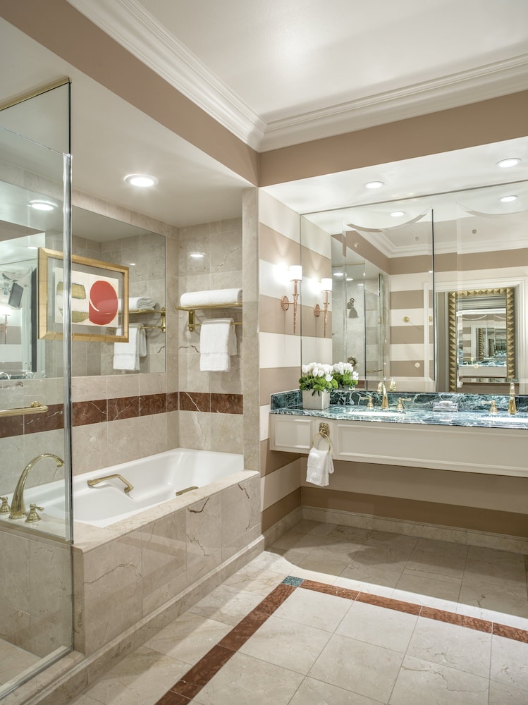 Newly Remodeled Luxury Two Queen Suite with Prestige Club Lounge Access - Photo 11