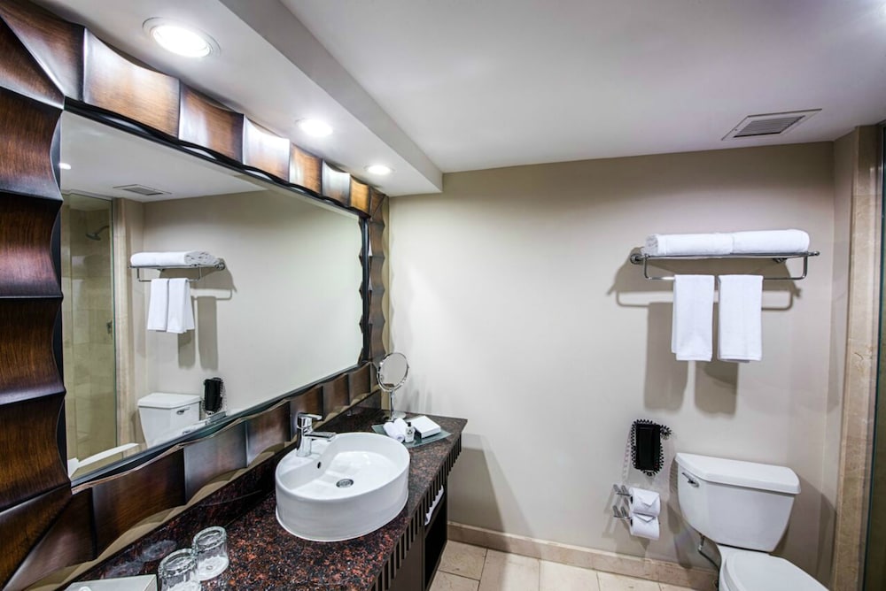 Premium Room, 1 King Bed, Ocean View (High Floor) - Photo 6