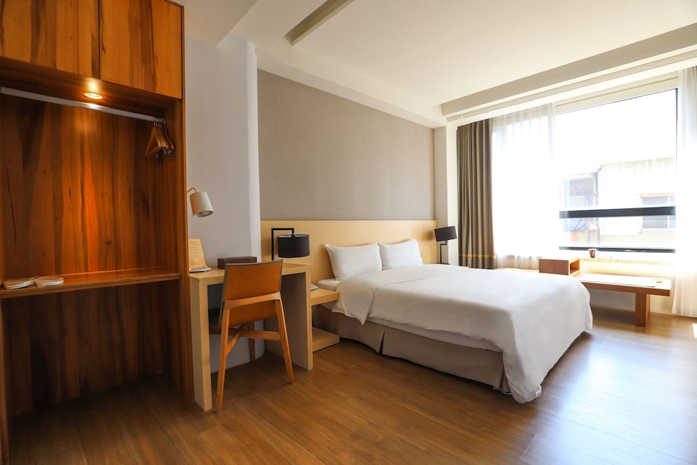 Deluxe Double Room thumbnail 6