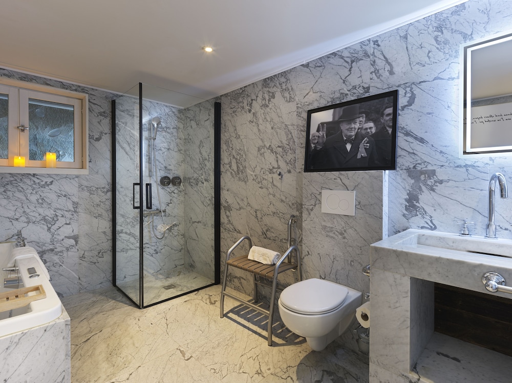 Suite 1 photo 2