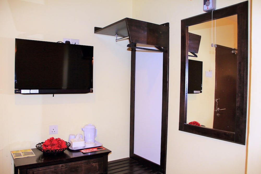Deluxe with Window - Photo 2