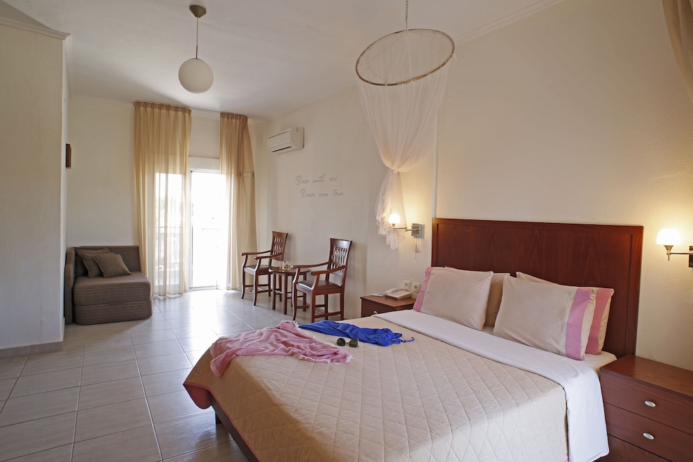 Suite, 1 Queen Bed with Sofa bed photo 2