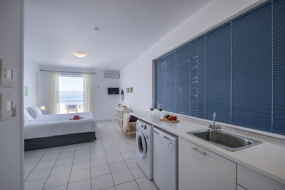 Comfort Studio, 1 King Bed, Sea View, Beachfront photo 3