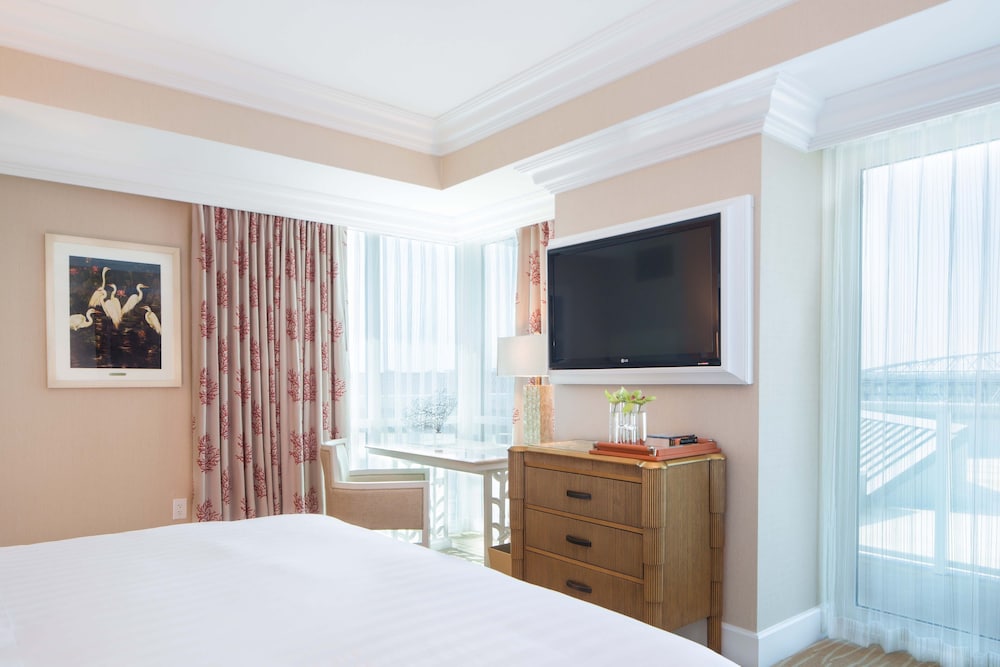 Deluxe Room, 1 King Bed, Smoking photo 2