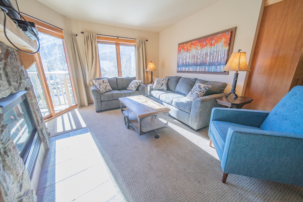 Deluxe Condo, 2 Bedrooms, Balcony, Mountain View (Red Hawk Lodge 2264)