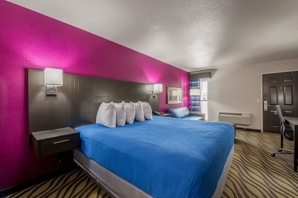 Standard Room, 1 King Bed photo 3