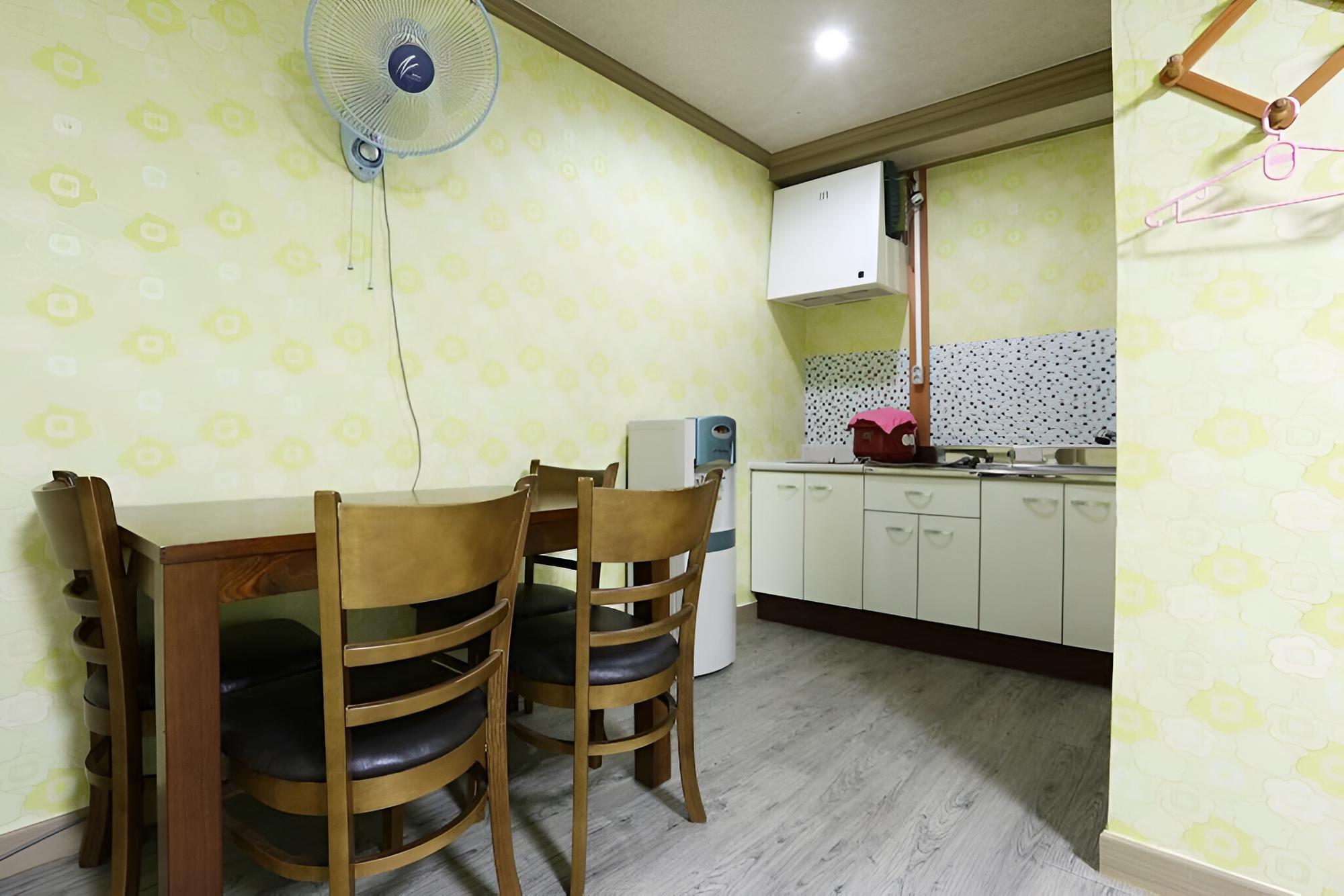 Room (Condo Studio (8 People)) - Photo 6