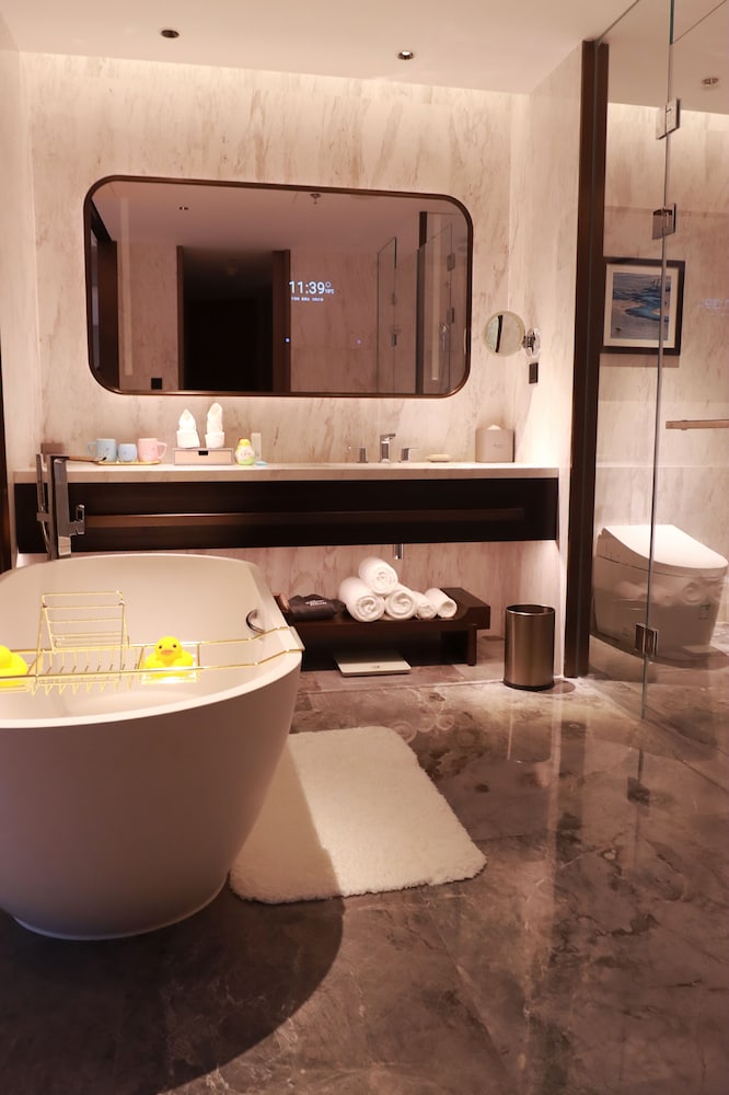 Family Suite, Non Smoking (1 King Bed and 1 Twin Bed) - Photo 2
