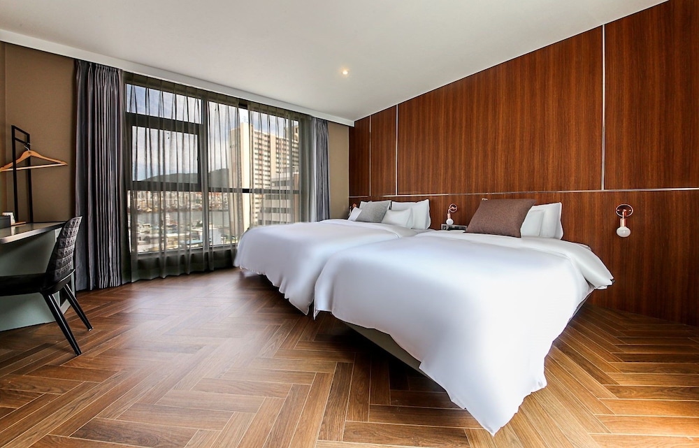 Signature Royal Suite Family Twin