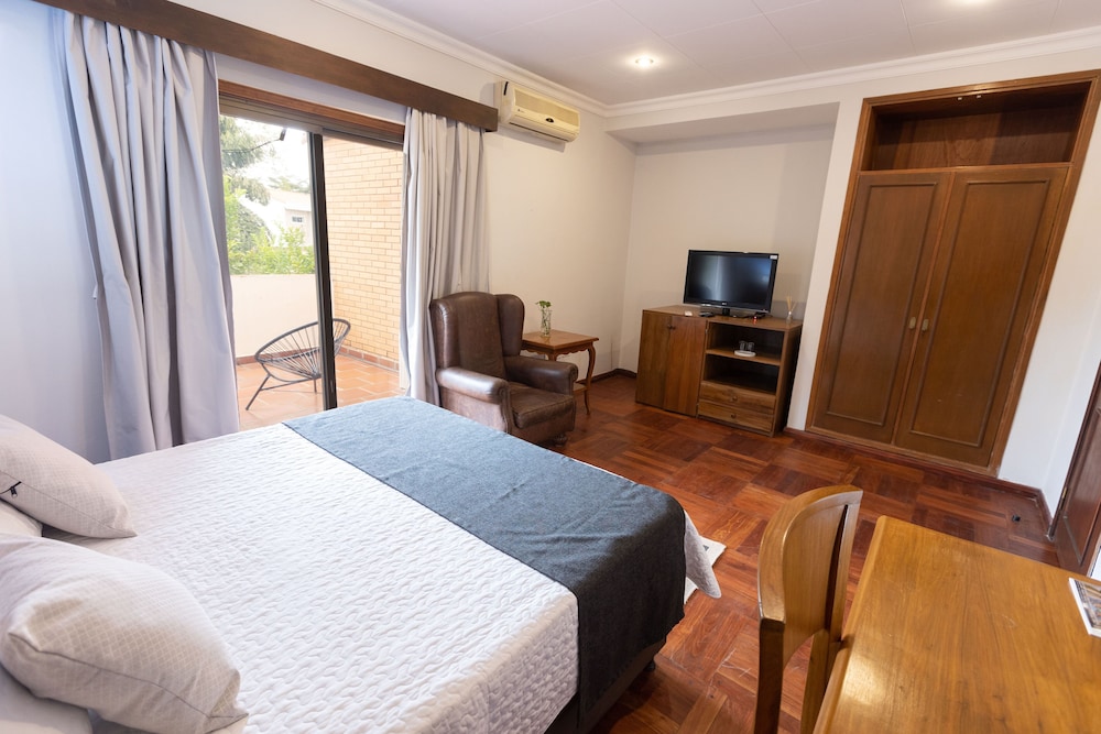 Standard Room, 1 King Bed photo 2