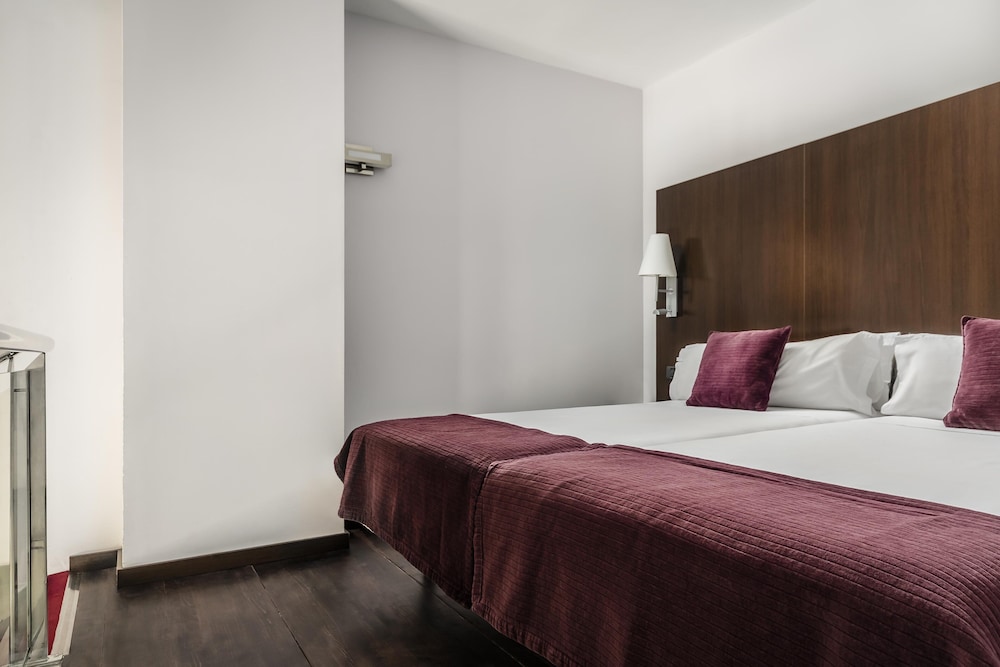 Double or Twin Room - Photo 2