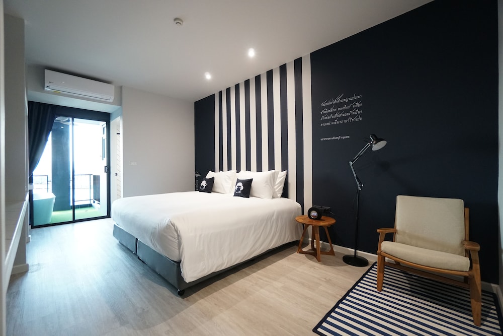 Deluxe Double Bed with Outside Bathtub
