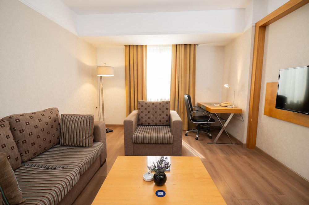 Junior Suite, 1 King Bed - Photo 3