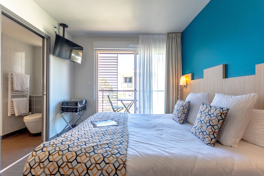 Superior Double Room, Balcony - Photo 8