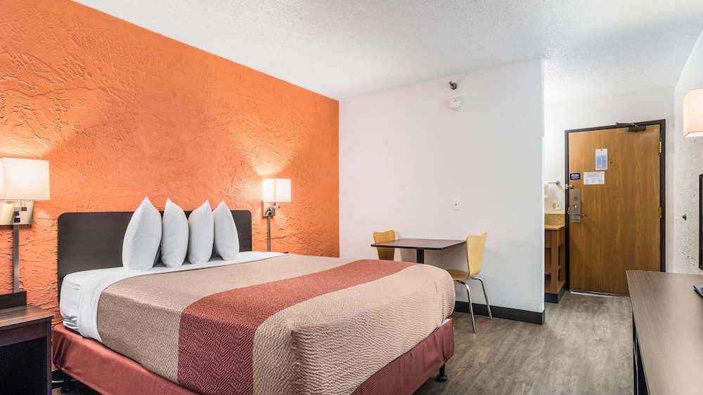 Premium Room, 1 King Bed, Non Smoking, Refrigerator - Photo 5