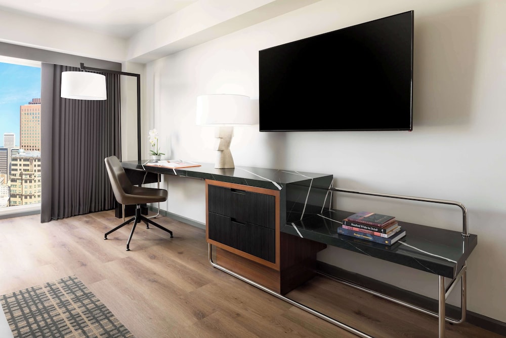 Suite, 1 King Bed, Bathtub (Club View)
