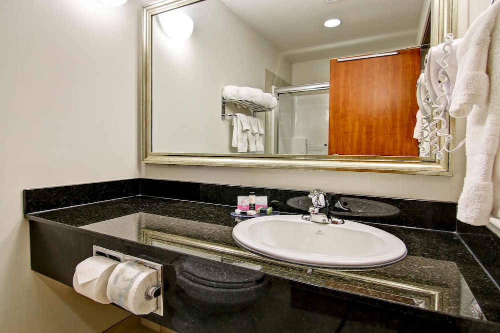 Standard Room (3 Queen Beds) photo 2