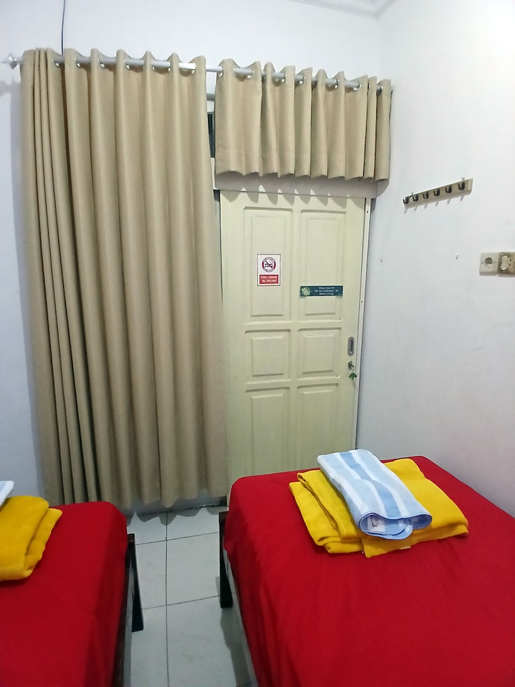 Standard Twin Room, Shared Bathroom - Photo 2