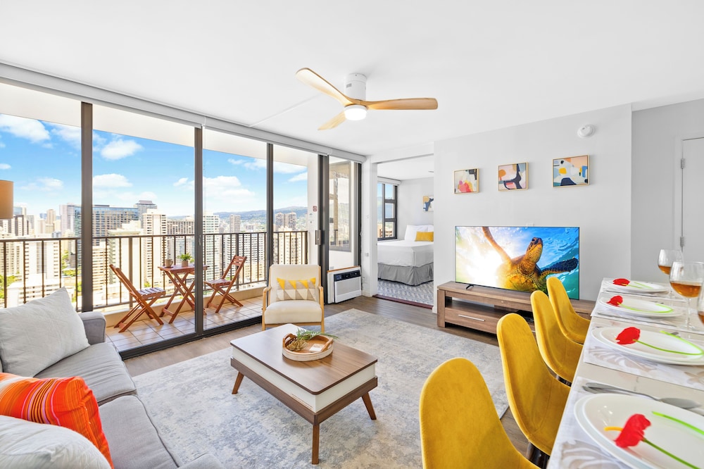 High Floor Ocean View Condo w/ 2 Beds and Parking: hotel room photo
